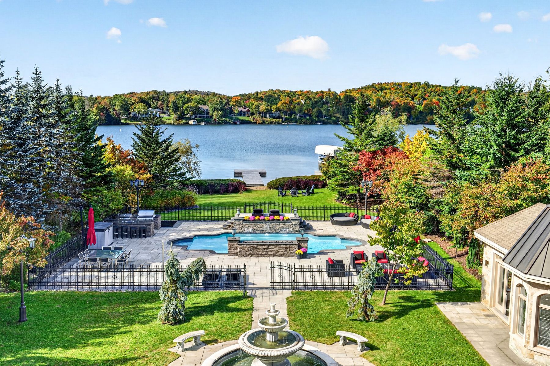 Piscine, jardins et accès direct au lac